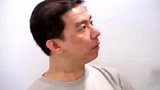 美女故意走进摄影棚里，导致里面的人非常无奈