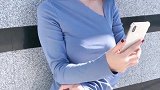 时尚美女小姐姐穿搭紧身牛仔裤,算得上是绝色佳人了!