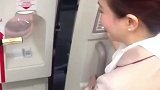 实拍阿联酋空姐，关闭飞机舱门过程