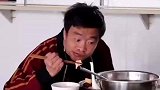小伙身残志坚，靠双手努力拼搏，养活了自己！