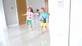 萌娃小可爱们和妈妈一起做有趣的干冰实验