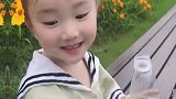 生个女儿，去拥抱一下小时候的自己。小时候我没能得到的，全部都还给女儿。让她陪我再走一遍童年全职妈妈