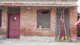 妈妈的驾车子没气了，甜甜和来福用玩具打气管给车子打气，太逗了