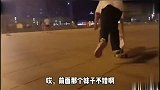 小哥玩滑板遇到一个小姐姐，接下来的做法太滑稽了
