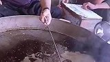 男子做当地的美食，网友见状议论纷纷