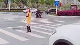 司机：磨磨唧唧，都停车让你先过了，非要让我动手是吧！