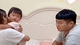 爸爸妈妈假装打架，测试闺女会帮谁，结果万万没想到呀！