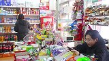 美女超市买汽水，又用酸奶换汽水，结局太搞笑了