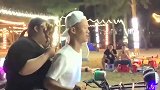 小伙开摩托载女友，却始终开不动，被嘲笑了