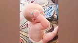 想要拿到自己头上的棒棒糖，宝宝无助的看着别人，真有趣！