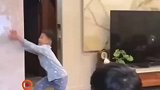 5岁男孩表演徒手爬墙惊呆妈妈！放心，这超能力长大就消失了