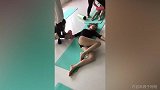 小姐姐做肌肉放松不要太性感 大白腿真令人羡慕