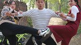 短剧；村花骑着新车上城玩，路上和小麦撞车吵了起来，太搞笑了