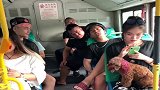 小伙公交车上骚扰美女，美女忍不可忍，结果太逗了