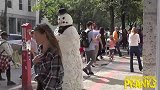 恐怖雪人恶作剧，假扮雪人在街上吓路人，路人非常惊讶