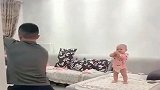 兵哥哥退伍回家看孩子，眼前这一幕真会玩，宝宝也太会配合了