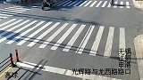 电车在路口相遇，发生了一幕，让所有人都吓坏了！