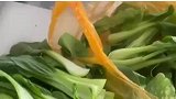男子切菜发现，剩下的部分挺像花