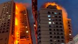 大连一高楼空调外挂机起火 凶猛火势顺着外墙直冲楼顶