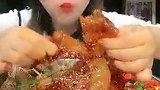 美女直播吃海蜇爪，一口咬下去嚼的嘎嘣脆，简直是太馋人了