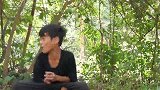 摇头弟荒野油炸鸡腿，再蘸上现捣辣酱，吃得贼过瘾