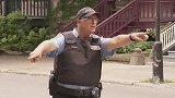 国外恶搞：因前后车距不同，警察要求频繁调整，司机表示很无奈！