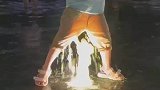 孩子在喷泉灯上玩耍，被这样喷真的不会疼吗