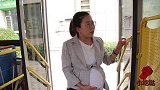 怀孕女孩坐公交小伙让座，没想怀孕女孩被撵下公交，这是为啥
