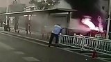 路边皮卡车自燃 3名公交司机合力灭火：5分钟扑灭大火 受表彰