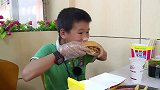 黄磊王迅贴心带孩子们吃汉堡，孩子们一脸满足
