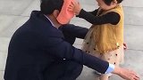 干部退休的爷爷一回家，孙女就稀罕成这样了，爷爷一脸享受