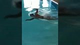 泳池狂飙秀肌肉 拉莫斯游泳保持体能