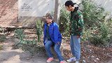 短剧：乞丐崴脚坐在路边，小伙好心给她捏脚，小伙走上人生巅峰