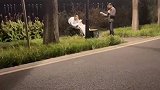 大爷带挚友出门散心自带音响唱歌给他听友情