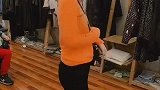 橘色T恤+黑色休闲裤+黑色包包，小姐姐这身搭配很适合出游