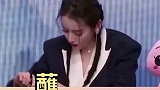迪丽热巴 小财迷实锤了，最后那个沾口水太可爱迪丽热巴签名蘸口水像极了在数钱