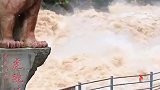 香格里拉“虎跳峡以“险”名天下，是中国最深的峡谷之一