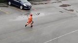 消防员在进行体能训练时，突然窜出来一只小狗紧随其后