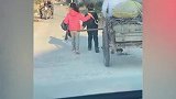 老人拉的是生活，孩子拖的是“靠山”！