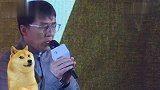 65岁成龙现身美国宣传新书精神抖擞，劝诫年轻人懂得珍惜人生
