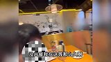 骑手被商家冤枉偷餐到店当面对峙，品牌负责人道歉：如不接受赔偿将开除店长