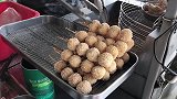 小姐姐吃彩色马卡龙，确认过眼神是心动的感觉，真馋人