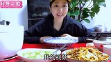 春夏就要吃这菜，妹子炒上一大盘，配2菜一汤，拌着饭吃真解馋