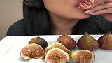 美女吃无花果，吃的津津有味美滋滋，发出的咀嚼很特别