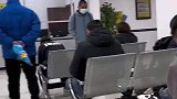 男子在车管所办业务，撸了一下猫就跑到腿上了