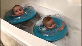 妈妈带着双胞胎宝宝游泳，看这哥俩享受的呆萌的小表情太可爱了