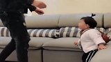 自从有了宝宝，爸爸就变成了“神经病”，看完不许笑