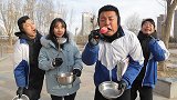 按作业多少打饭，学渣用空白作业充数，大厨竟还给他加鸡腿