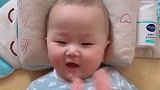 妈妈给小宝宝擦香香，小家伙好配合的样子，简直太可爱了！