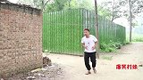 小偷偷东西倒赔800元，结果还被村妹三人合伙打一顿，真逗